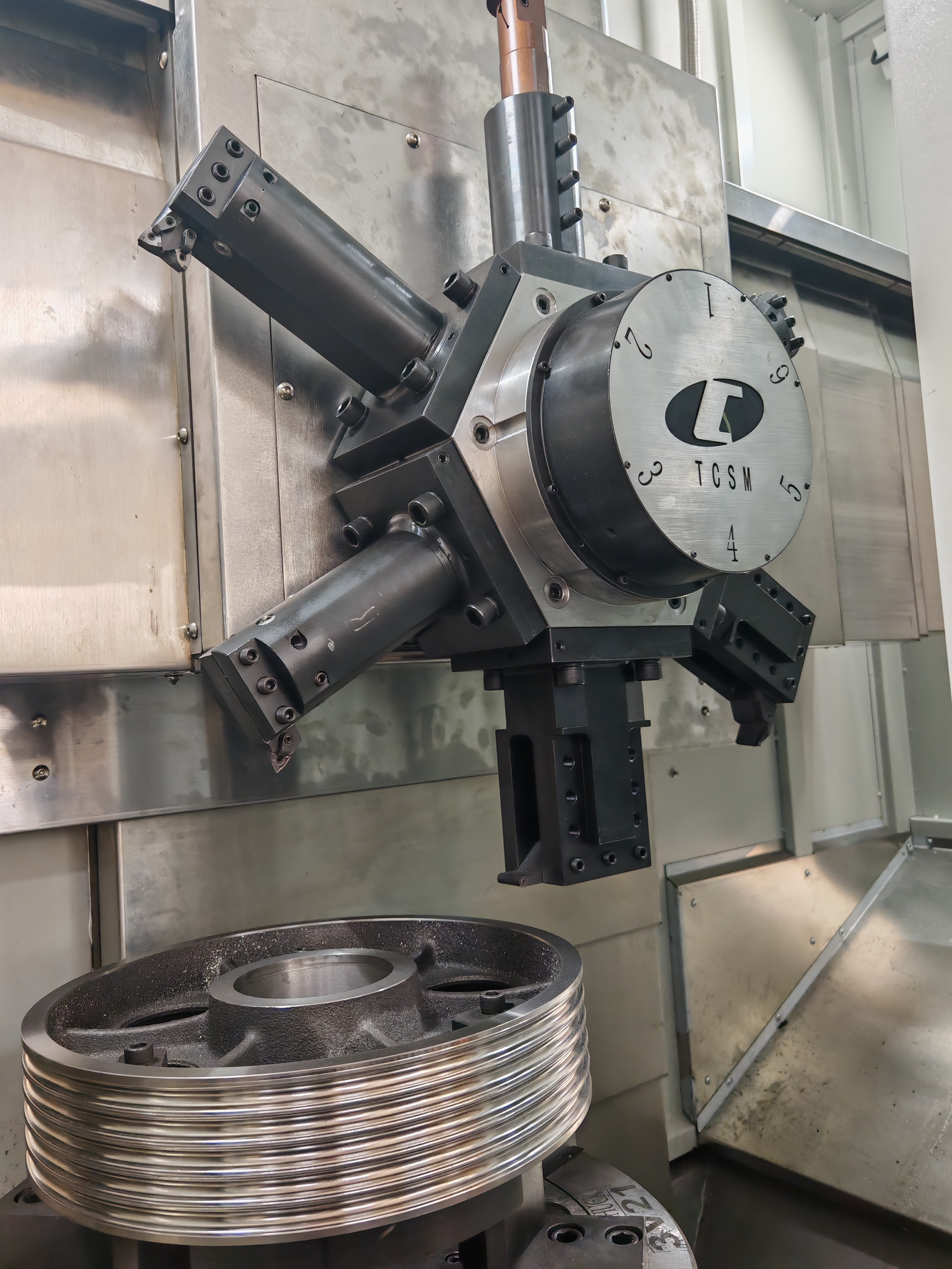 电梯曳引轮加工实拍.jpg 电梯曳引轮加工实拍.jpg